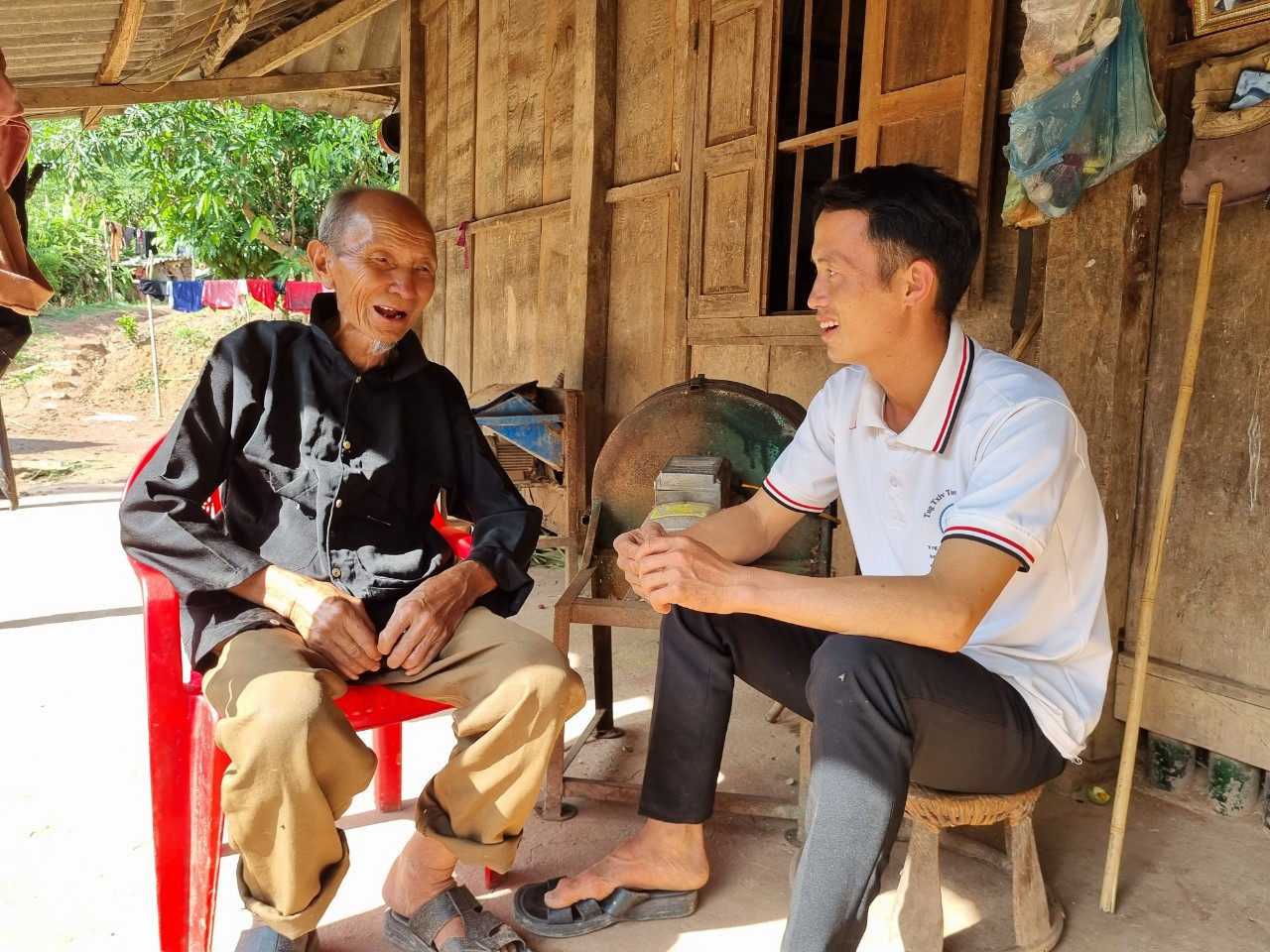 Tráng A Dung cùng ông nội 90 tuổi đời, 63 năm tuổi Đảng