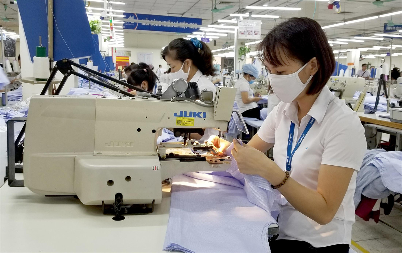 Lao động dệt may đang đối mặt nhiều áp lực về việc làm, thu nhập do đơn hàng xuất khẩu giảm mạnh. Ảnh minh họa: Phạm Thanh Lao động dệt may đang đối mặt nhiều áp lực về việc làm, thu nhập do đơn hàng xuất khẩu giảm mạnh. Ảnh minh họa: Phạm Thanh