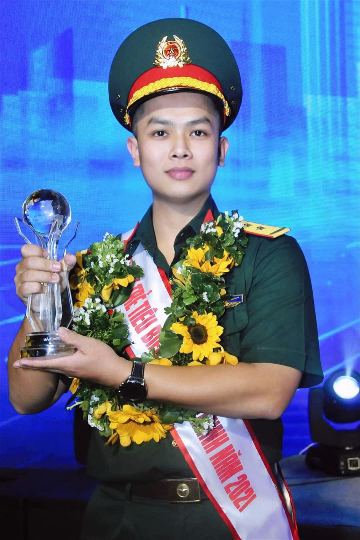 Thượng úy Lê Hảo nhận danh hiệu “Công dân trẻ tiêu biểu thành phố Hồ Chí Minh” năm 2021. Thượng úy Lê Hảo nhận danh hiệu “Công dân trẻ tiêu biểu thành phố Hồ Chí Minh” năm 2021.