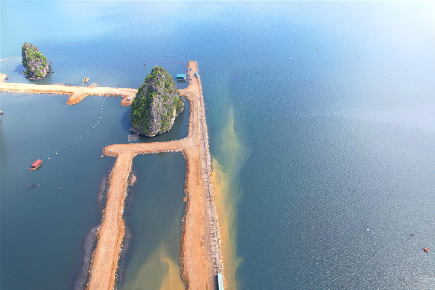 Việc đổ đất lấn vịnh vẫn chưa có dấu hiệu dừng lại.