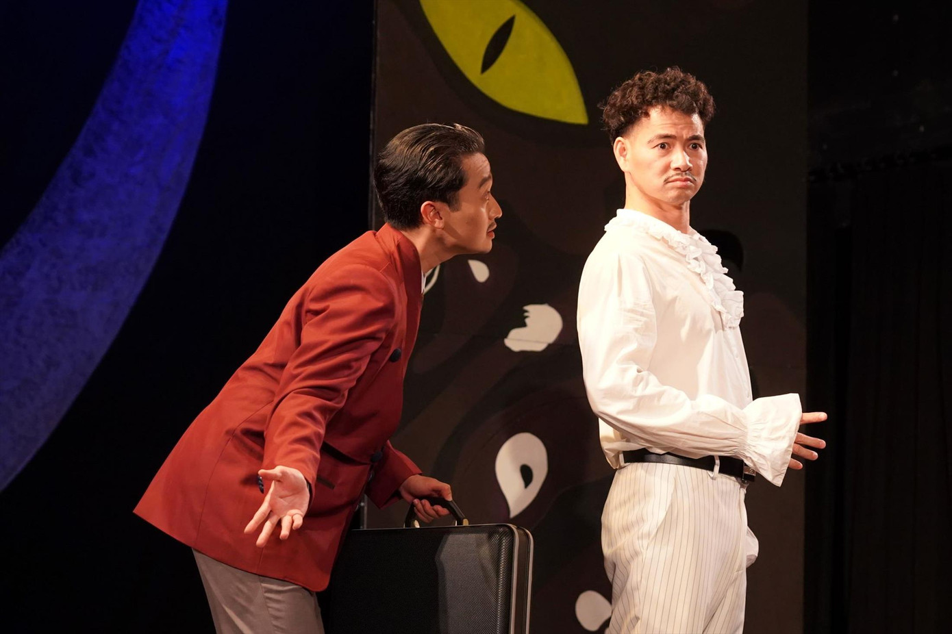 Khó vượt qua cái bóng của Giám đốc, NSƯT Xuân Bắc trong Quan thanh tra. Ảnh: KỲ SƠN