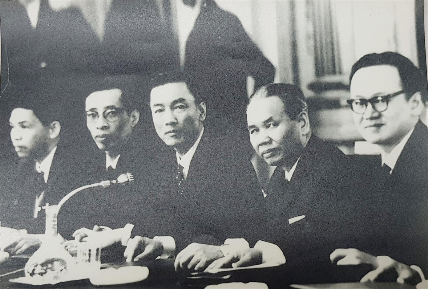 Bộ trưởng Xuân Thủy (thứ 2 phải sang) và đại sứ Hà Văn Lâu (thứ 3) tại Hội nghị Paris. Ảnh: T.L Bộ trưởng Xuân Thủy (thứ 2 phải sang) và đại sứ Hà Văn Lâu (thứ 3) tại Hội nghị Paris. Ảnh: T.L