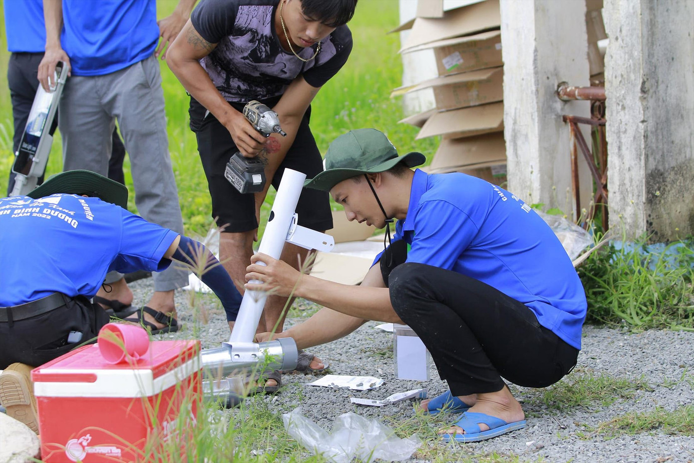 Bạn trẻ Bình Dương thực hiện công trình Thắp sáng đường quê tại xã vùng biên Ea Bar (huyện Buôn Đôn, tỉnh Đắk Lắk)