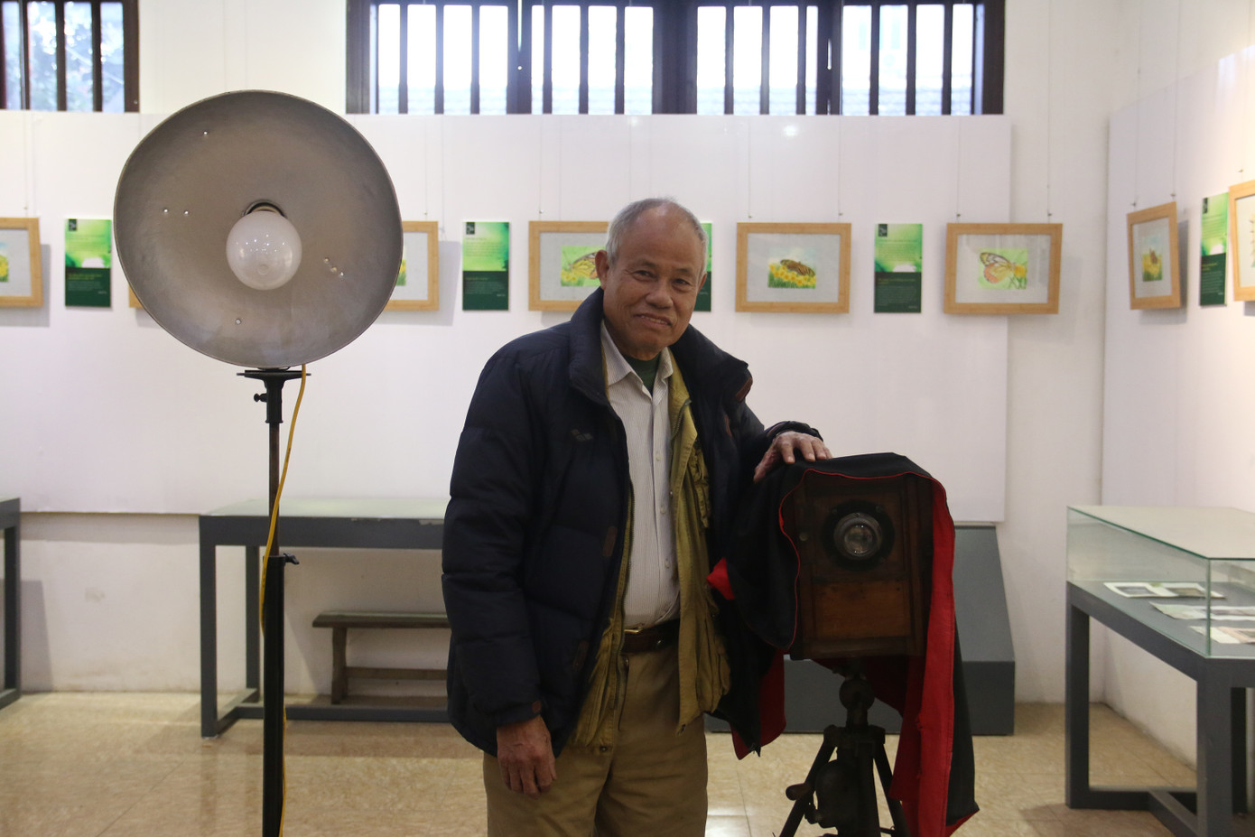 Ông Nguyễn Văn Thắng, Giám đốc Bảo tàng Nhiếp ảnh Lai Xá bên một chiếc máy ảnh thời xưa được trưng bày tại bảo tàng. Ảnh: Việt Khôi