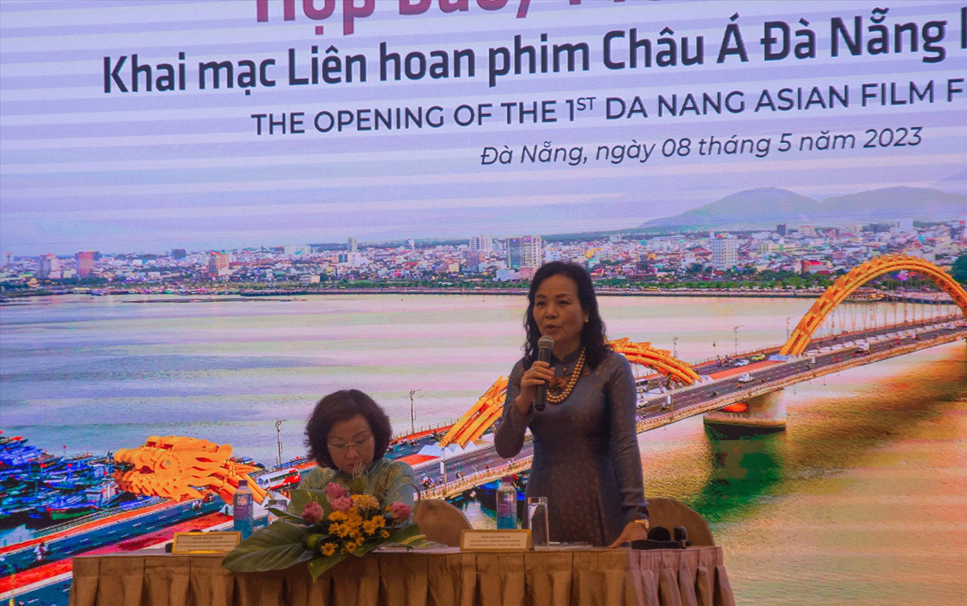 Bà Ngô Kim Yến và TS Ngô Phương Lan. Ảnh: KQ