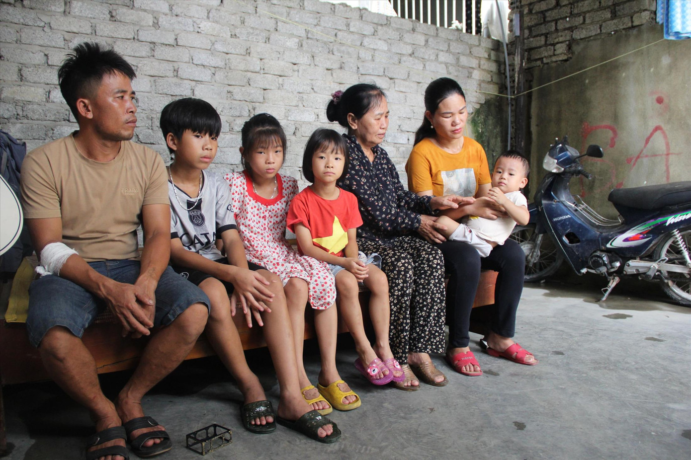 Tàu bị chìm giữa biển khơi, vợ chồng anh Hùng không biết thời gian tới lấy gì để mưu sinh, nuôi các con ăn học