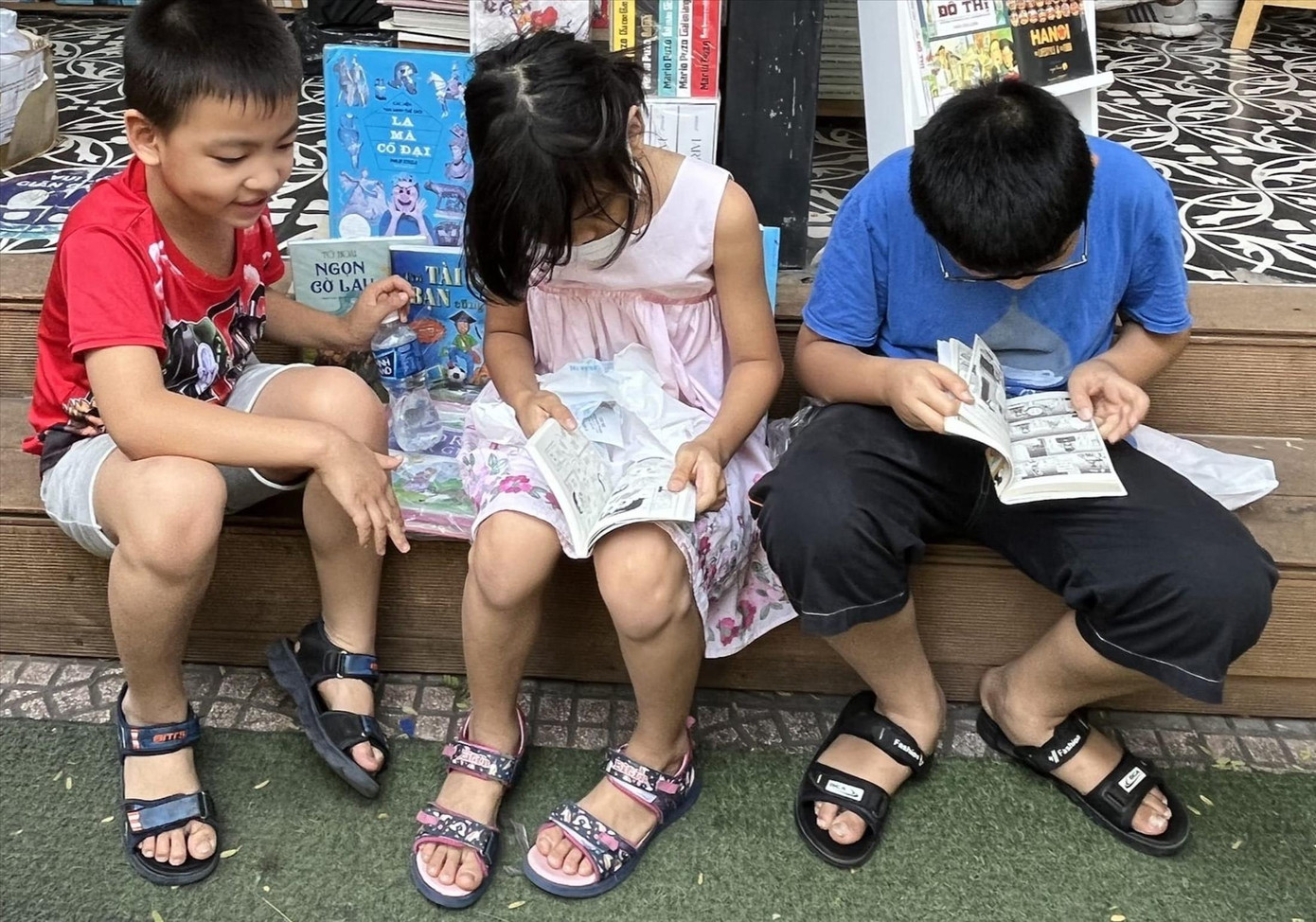 Trẻ em với niềm vui đọc sách Trẻ em với niềm vui đọc sách