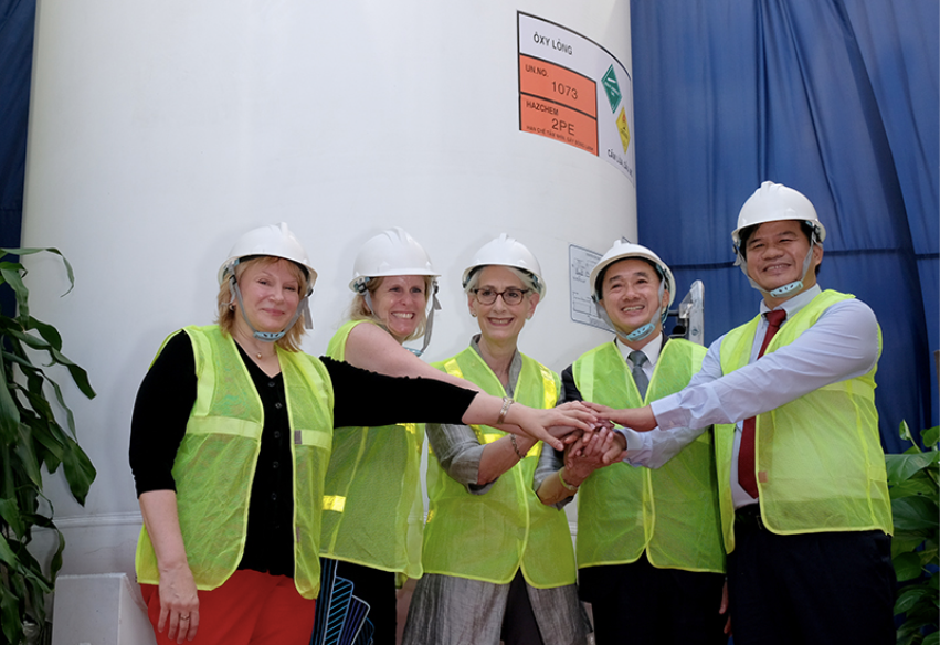 Thứ trưởng Ngoại giao Mỹ Wendy Sherman (giữa) tại buổi lễ khánh thành lắp đặt hệ thống ôxy lỏng và trang thiết bị y tế phục vụ chăm sóc, điều trị bệnh nhân tại Bệnh viện Bạch Mai ngày 12/6. Ảnh: Trần Minh Thứ trưởng Ngoại giao Mỹ Wendy Sherman (giữa) tại buổi lễ khánh thành lắp đặt hệ thống ôxy lỏng và trang thiết bị y tế phục vụ chăm sóc, điều trị bệnh nhân tại Bệnh viện Bạch Mai ngày 12/6. Ảnh: Trần Minh