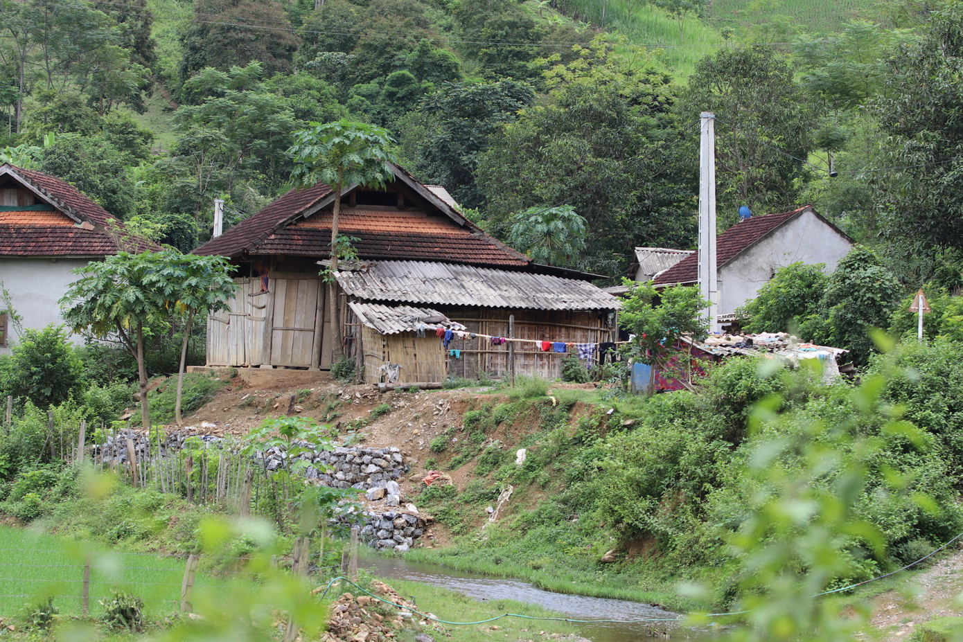 Ở xã Chiêu Lưu hiện vẫn còn một số người bị lừa bán, chưa trở về được quê hương. Ở xã Chiêu Lưu hiện vẫn còn một số người bị lừa bán, chưa trở về được quê hương.