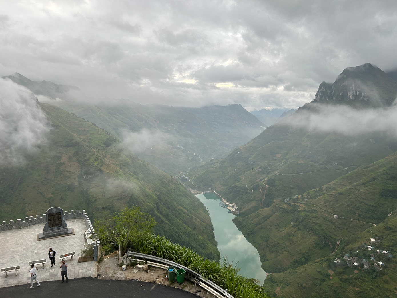 Từ đỉnh đèo Mã Pí Lèng nhìn xuống sông Nho Quế, bà Thào Mỷ nhìn cảnh đẹp này và quyết định sống tiếp. Ảnh: Lê Xuân Sơn
