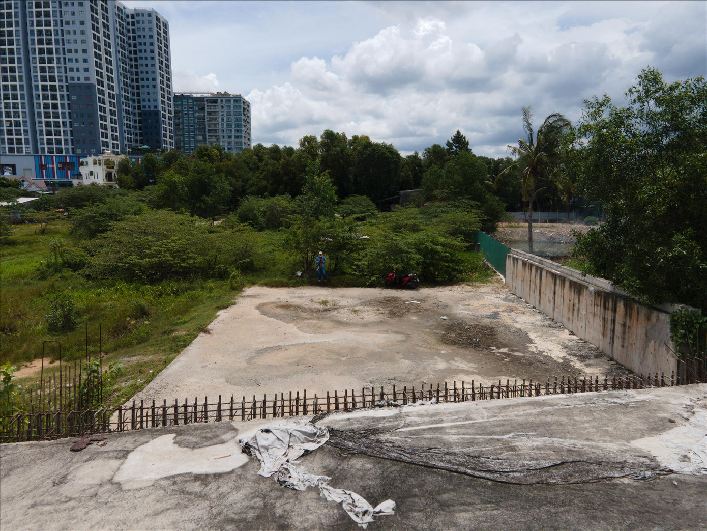 Nhiều chiếc cầu xây dựng ở đoạn 3 của dự án đường Vành đai 2 trơ cả khung sắt không khác gì phế liệu. Ảnh: Phạm Nguyễn