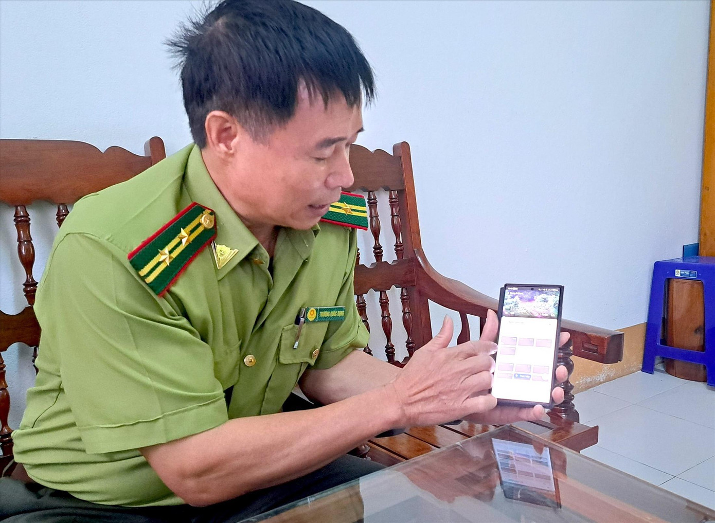 Ông Trương Quốc Dụng giới thiệu cách giám sát lâm tặc bằng camera