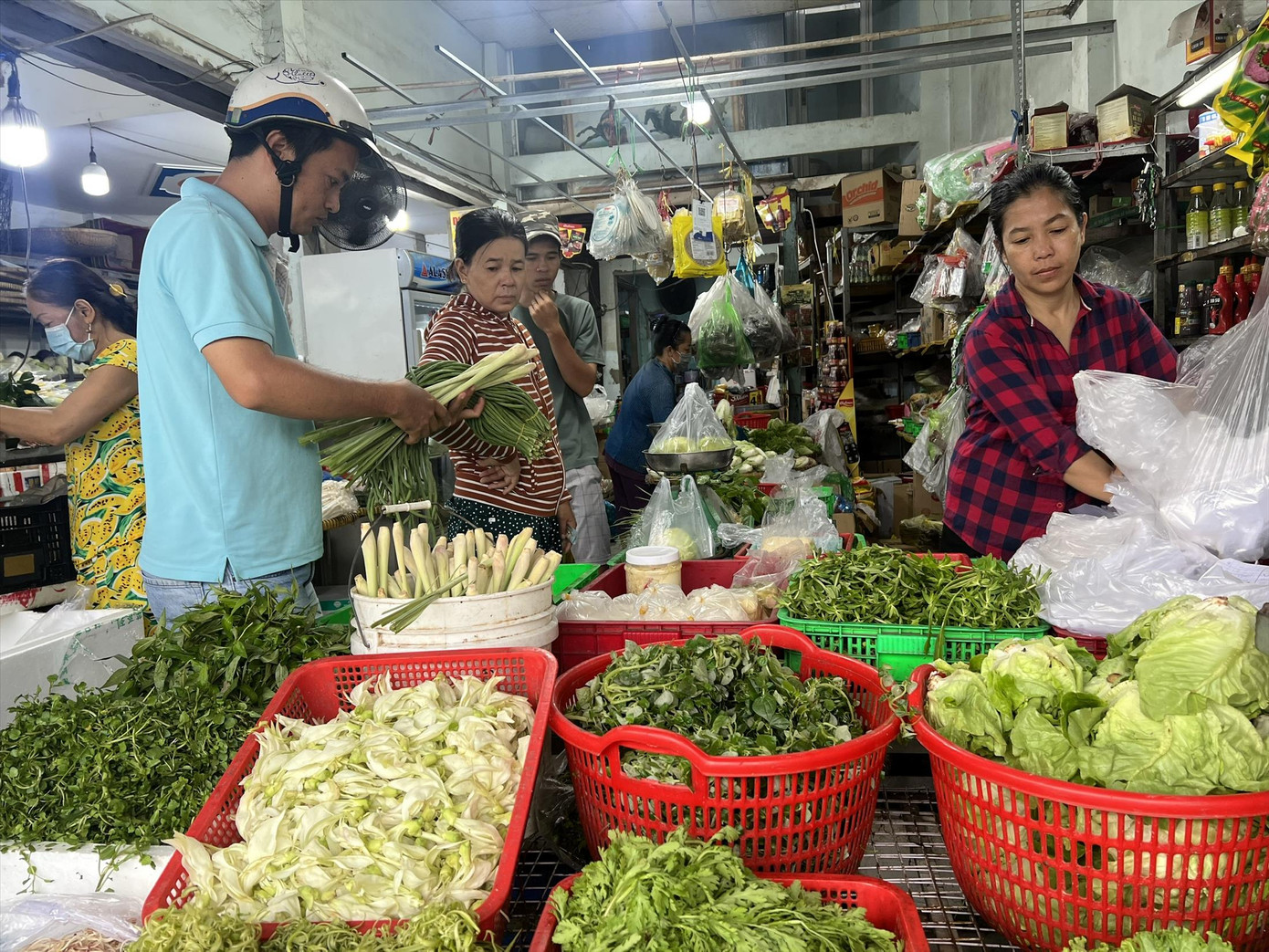 Nhiều mặt hàng thực phẩm thiết yếu tăng giá khiến đời sống người dân thêm chật vật. Ảnh: U.P