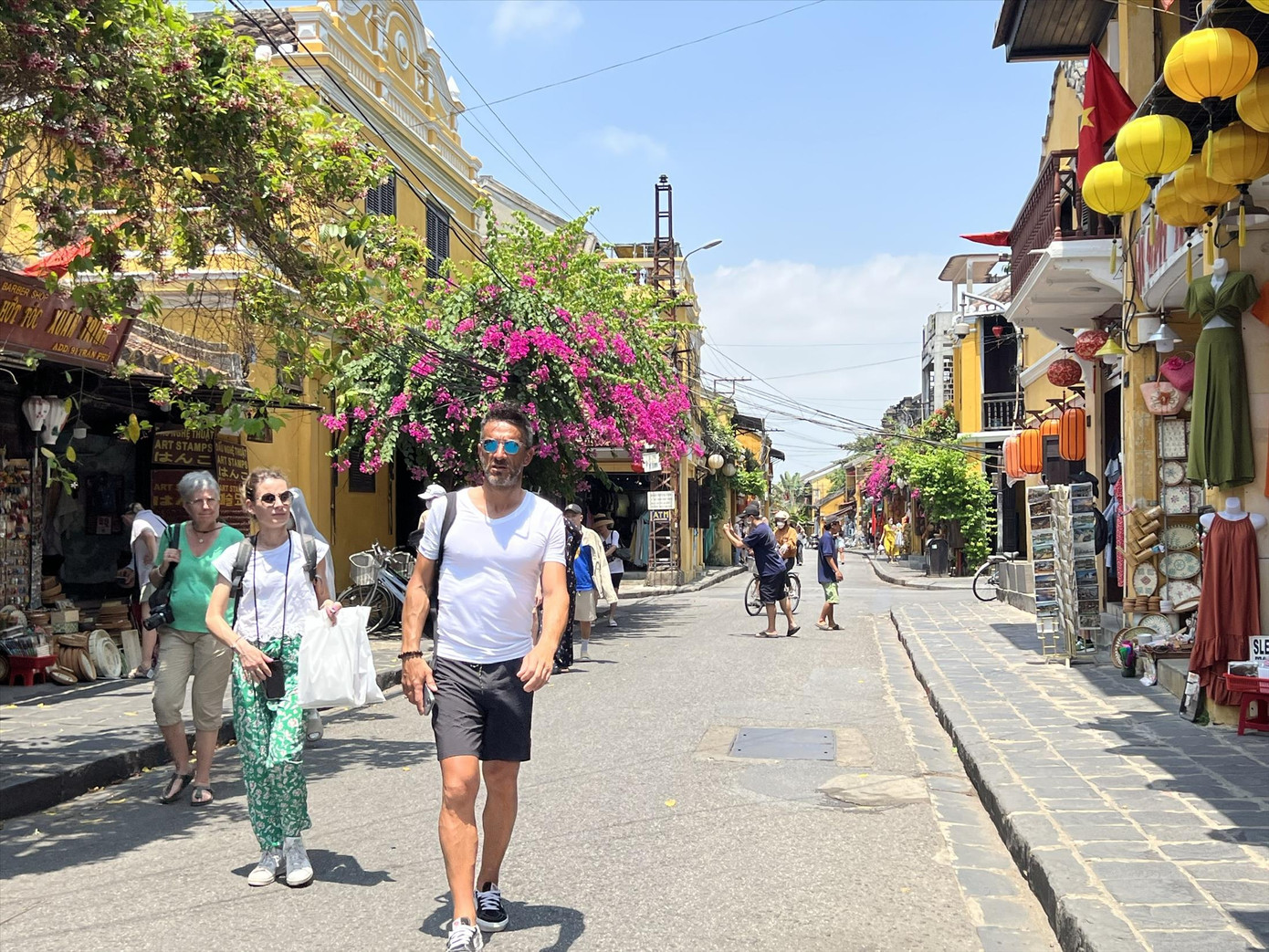 Du lịch Việt Nam cần tái cơ cấu thị trường, tích cực thu hút khách có mức chi tiêu cao. Du lịch Việt Nam cần tái cơ cấu thị trường, tích cực thu hút khách có mức chi tiêu cao.