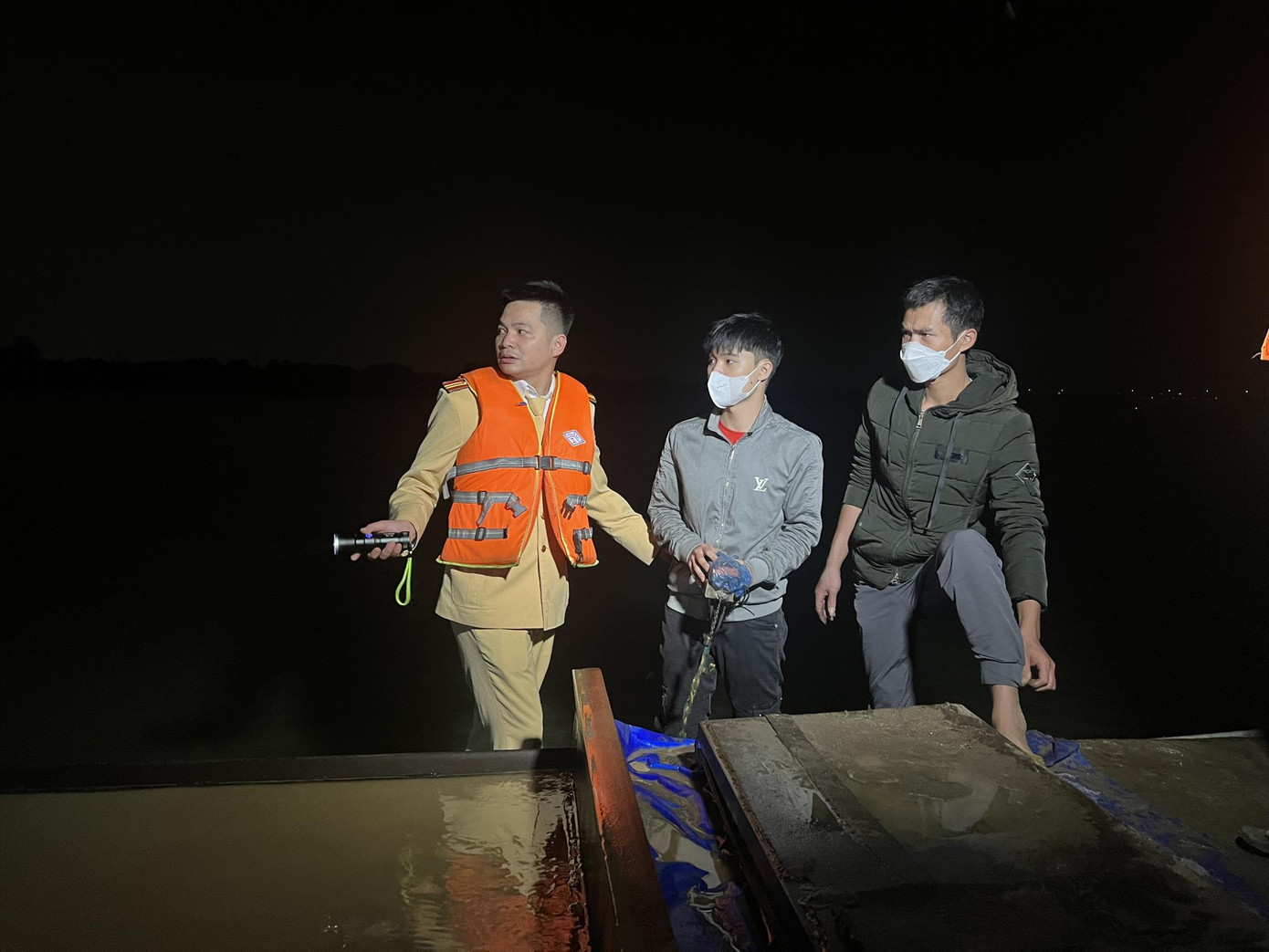 Lực lượng CSGT đường thủy kiểm tra, bắt giữ tàu hút trộm cát trên sông Hồng. Lực lượng CSGT đường thủy kiểm tra, bắt giữ tàu hút trộm cát trên sông Hồng.