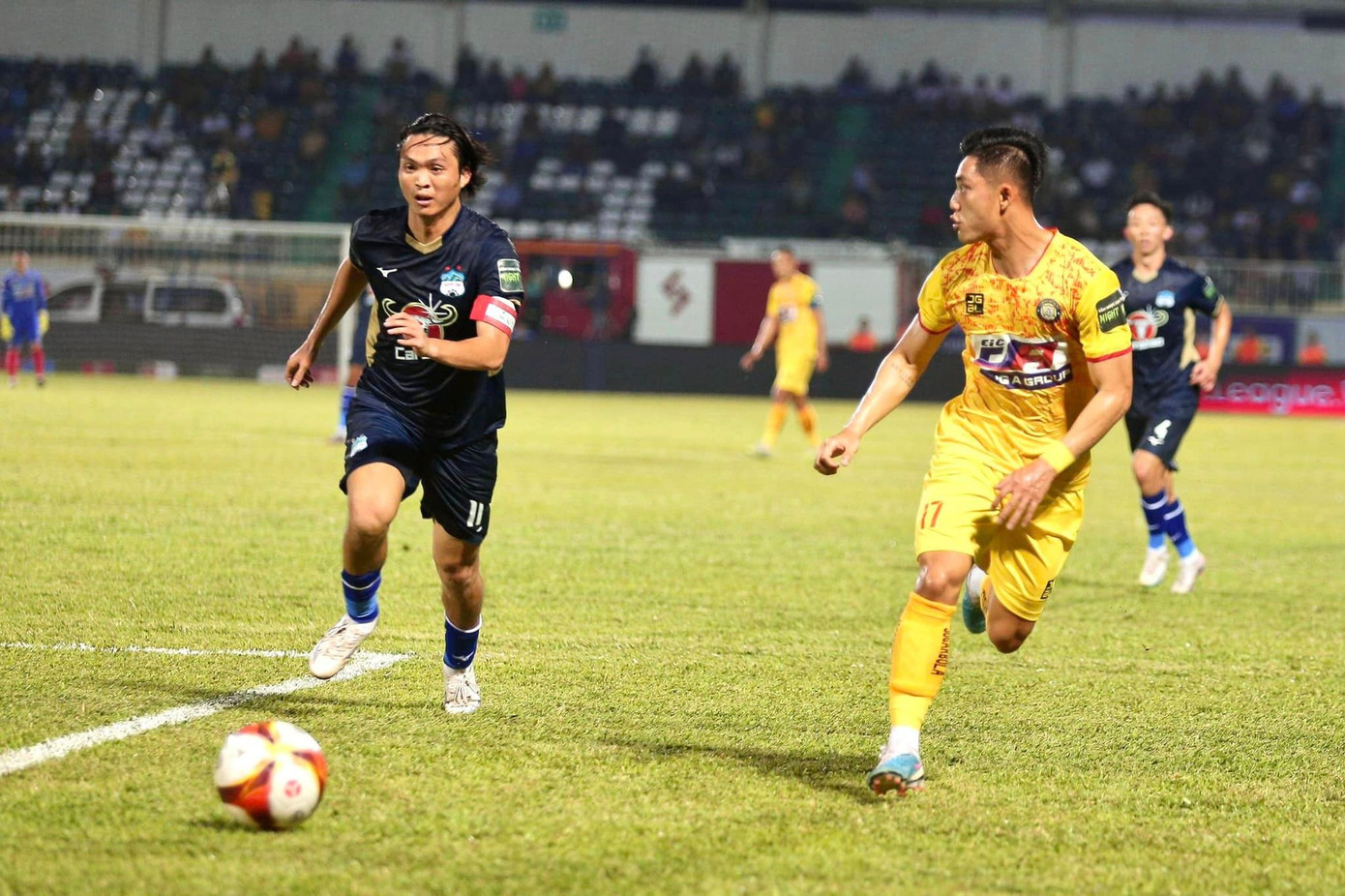 Lâm Ti Phông (bên phải) lần đầu lên tuyển Việt Nam.