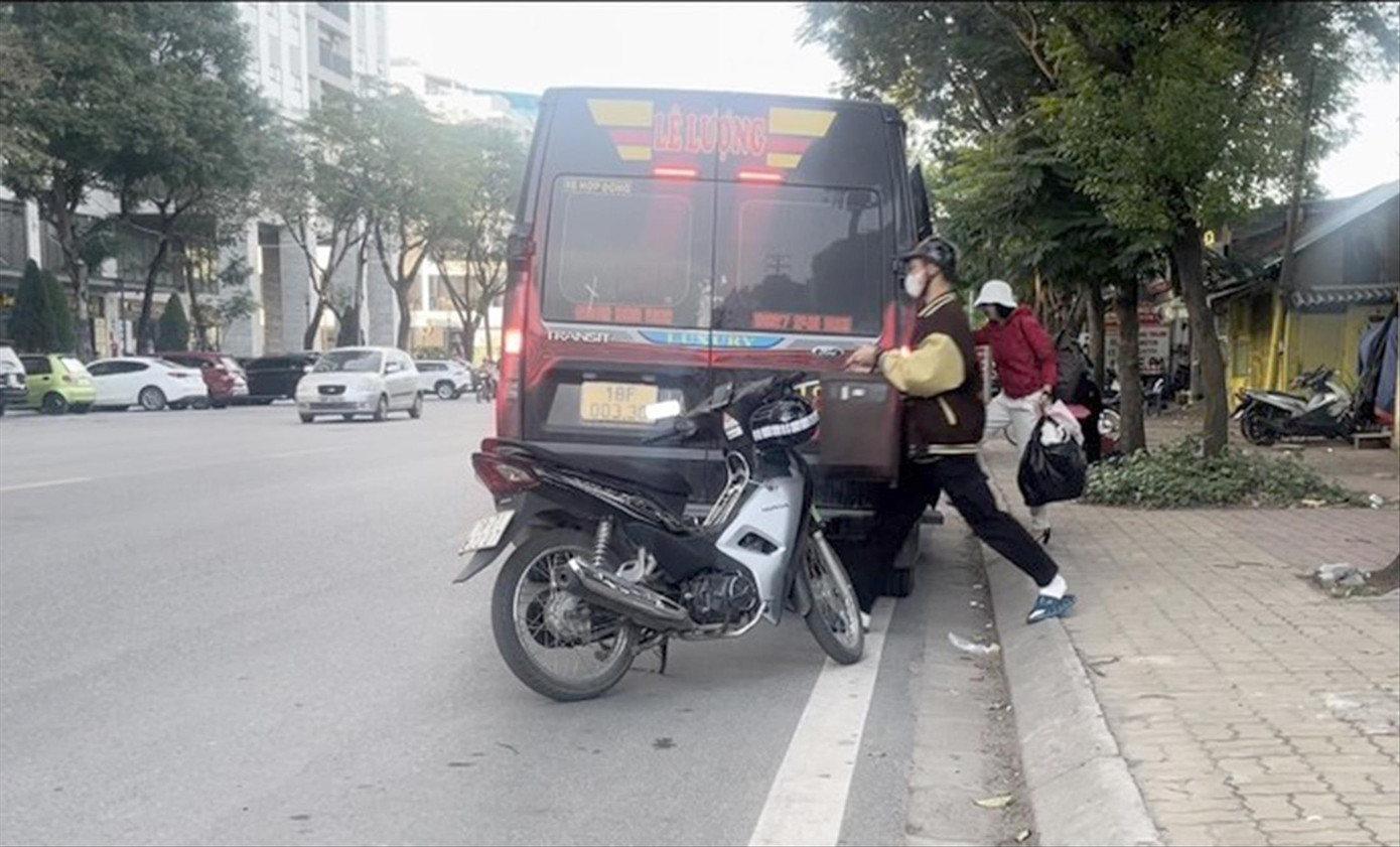 Xe hợp đồng dừng đón khách như xe khách tuyến cố định. Ảnh: Thành Đạt Xe hợp đồng dừng đón khách như xe khách tuyến cố định. Ảnh: Thành Đạt