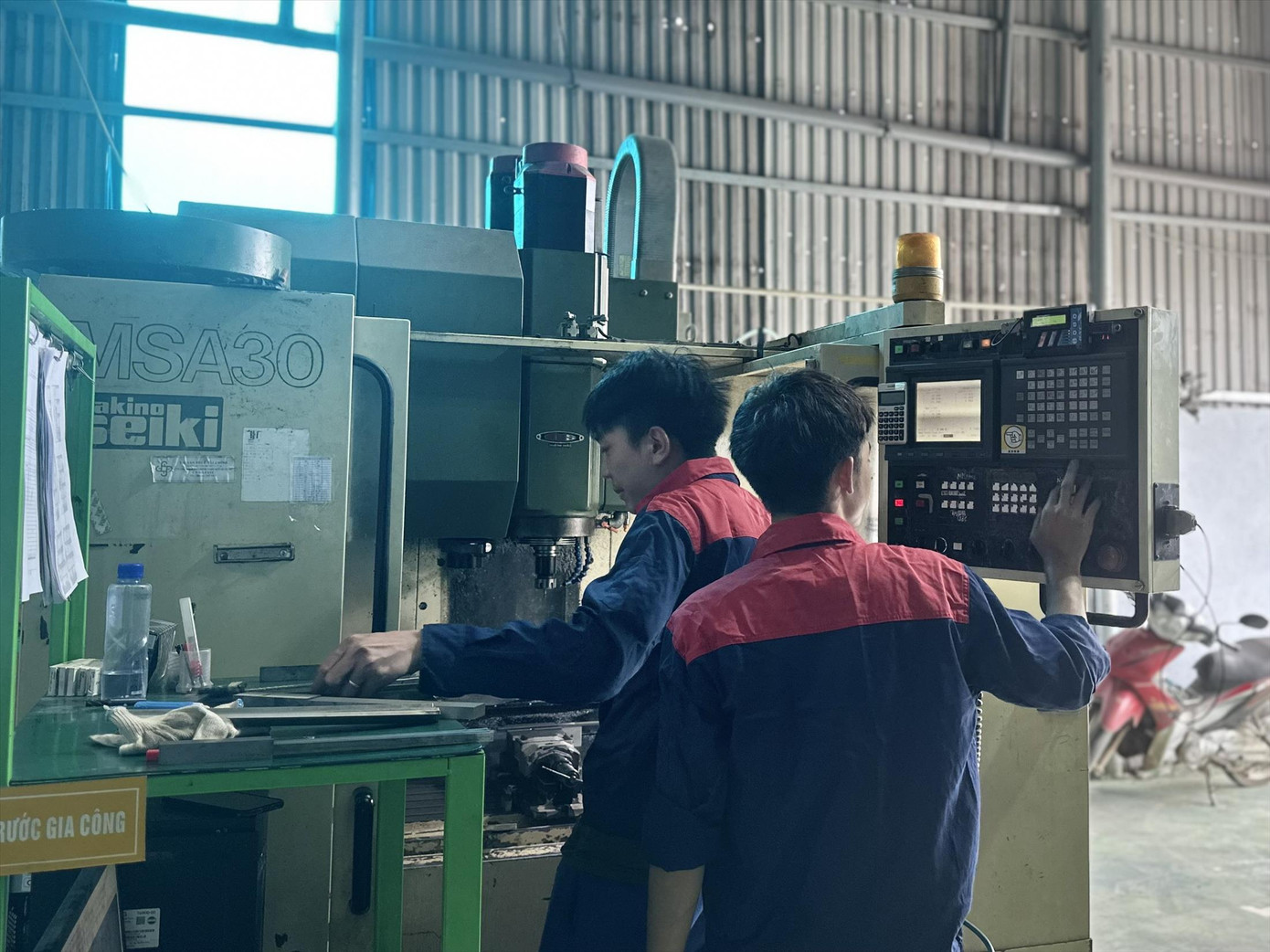 Doanh nghiệp làm hết công suất trong những ngày có điện. Ảnh: Việt Linh.