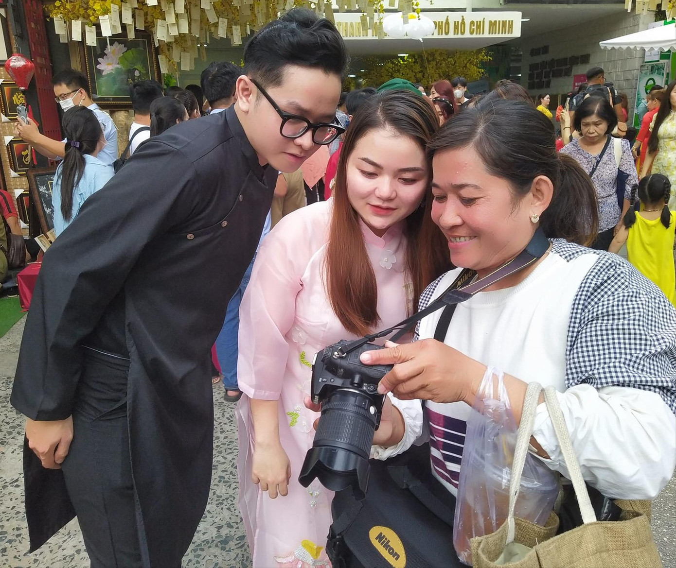 Người chụp ảnh dạo và các bạn trẻ. Ảnh: Trần Nguyên Anh