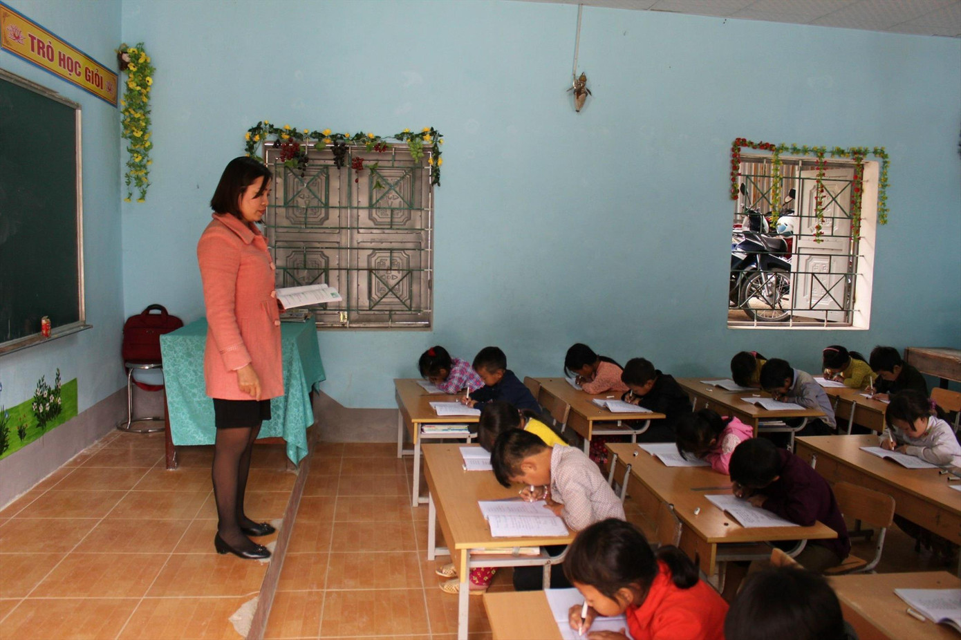 Thiếu giáo viên, nhiều giáo viên “chạy sô” dạy học vô cùng vất vả. Ảnh: Như Ý Thiếu giáo viên, nhiều giáo viên “chạy sô” dạy học vô cùng vất vả. Ảnh: Như Ý