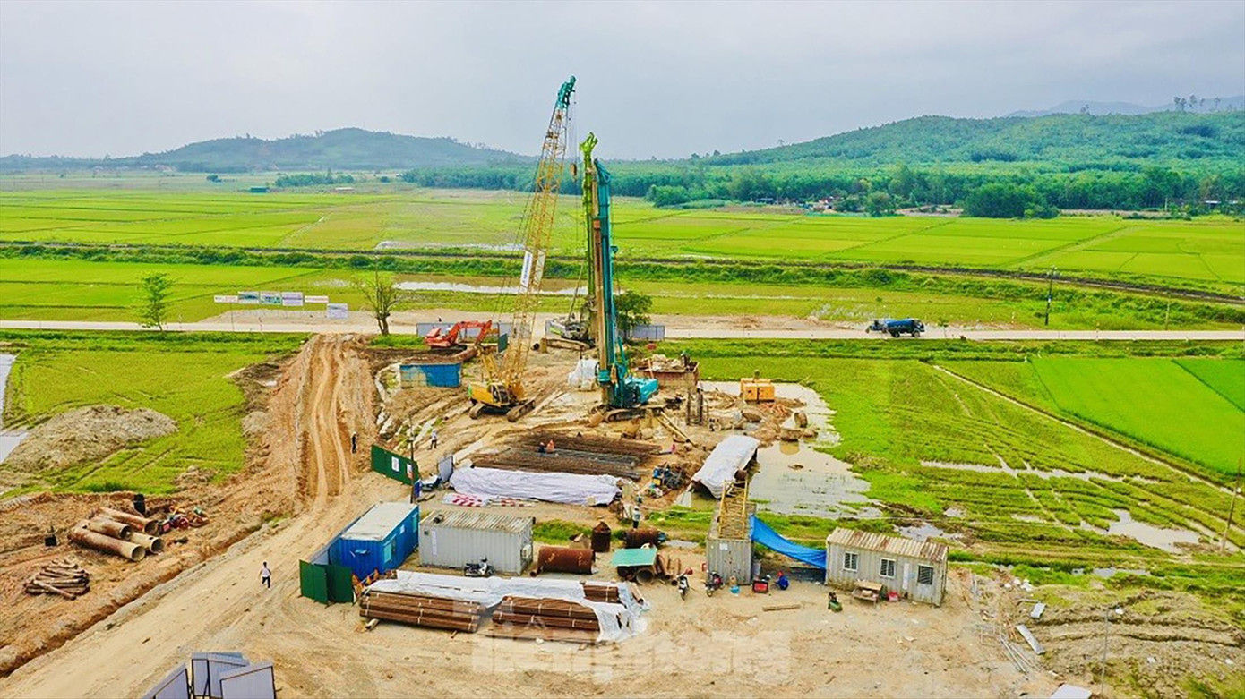 Thi công cao tốc Quảng Ngãi - Hoài Nhơn (đoạn qua Quảng Ngãi) thuộc Dự án cao tốc Bắc – Nam giai đoạn 2. Ảnh: Nguyễn Ngọc