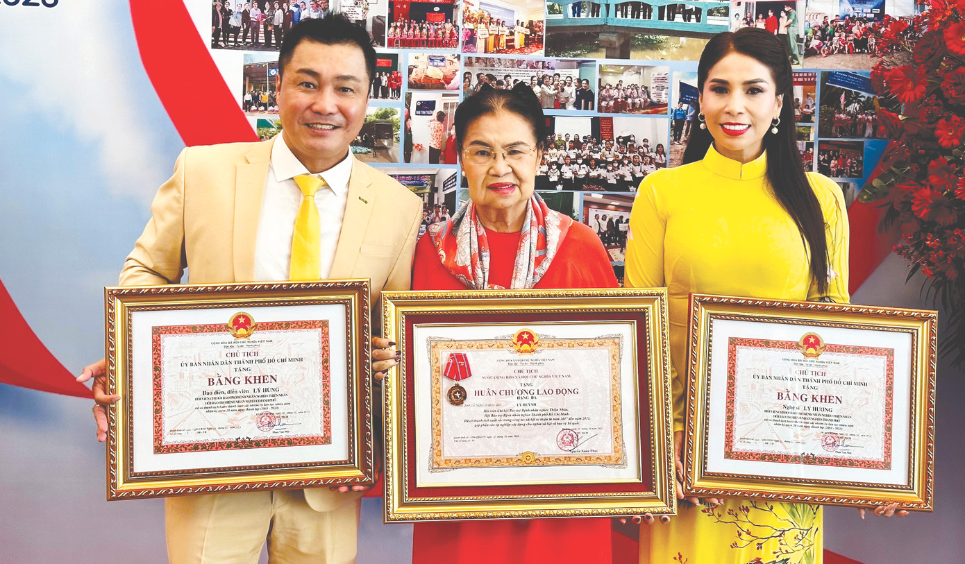 Gia đình cố NSND Lý Huỳnh nhận Huân chương lao động hạng ba và bằng khen. Ảnh: Tư liệu nghệ sĩ Gia đình cố NSND Lý Huỳnh nhận Huân chương lao động hạng ba và bằng khen. Ảnh: Tư liệu nghệ sĩ