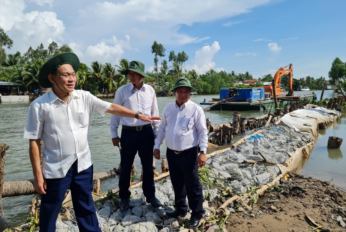 Phó Chủ tịch UBND thành phố Cần Thơ Nguyễn Ngọc Hè khảo sát các điểm sạt lở