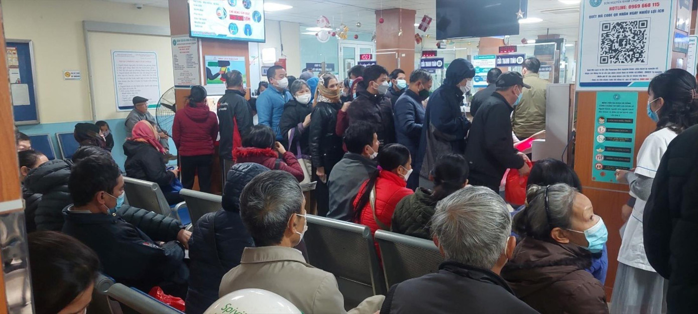 Nhiều bệnh nhân cao tuổi đi khám sau Tết