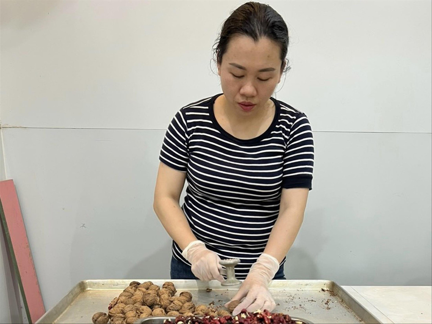 Chị Ngọc phải làm hàng bán online để có thêm thu nhập