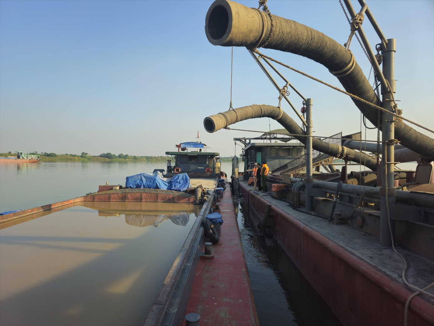 Lực lượng CSGT đường thủy kiểm tra, bắt giữ tàu hút trộm cát trên sông Hồng. Lực lượng CSGT đường thủy kiểm tra, bắt giữ tàu hút trộm cát trên sông Hồng.