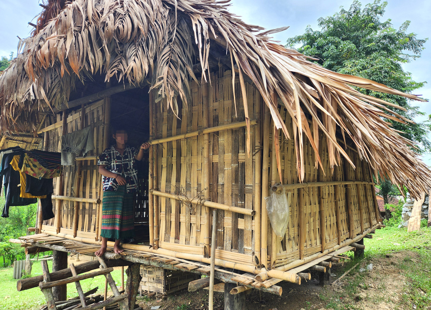 Trở về quê hương, Oanh lập gia đình rồi dựng một căn nhà sàn đơn sơ. Trở về quê hương, Oanh lập gia đình rồi dựng một căn nhà sàn đơn sơ.