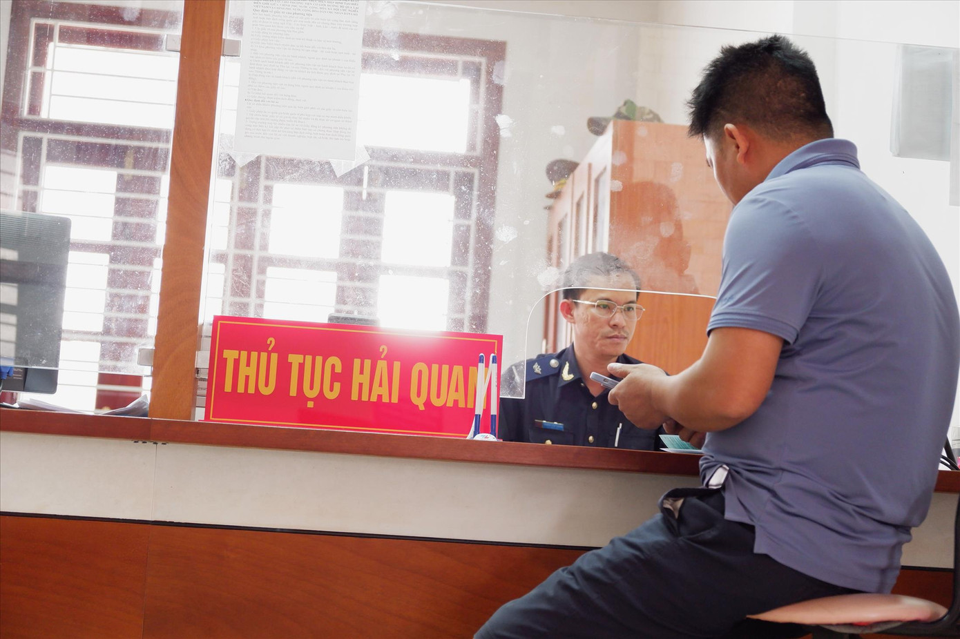 Nhân viên Hải quan cửa khẩu Nam Giang làm thủ tục thông quan cho phương tiện vận tải