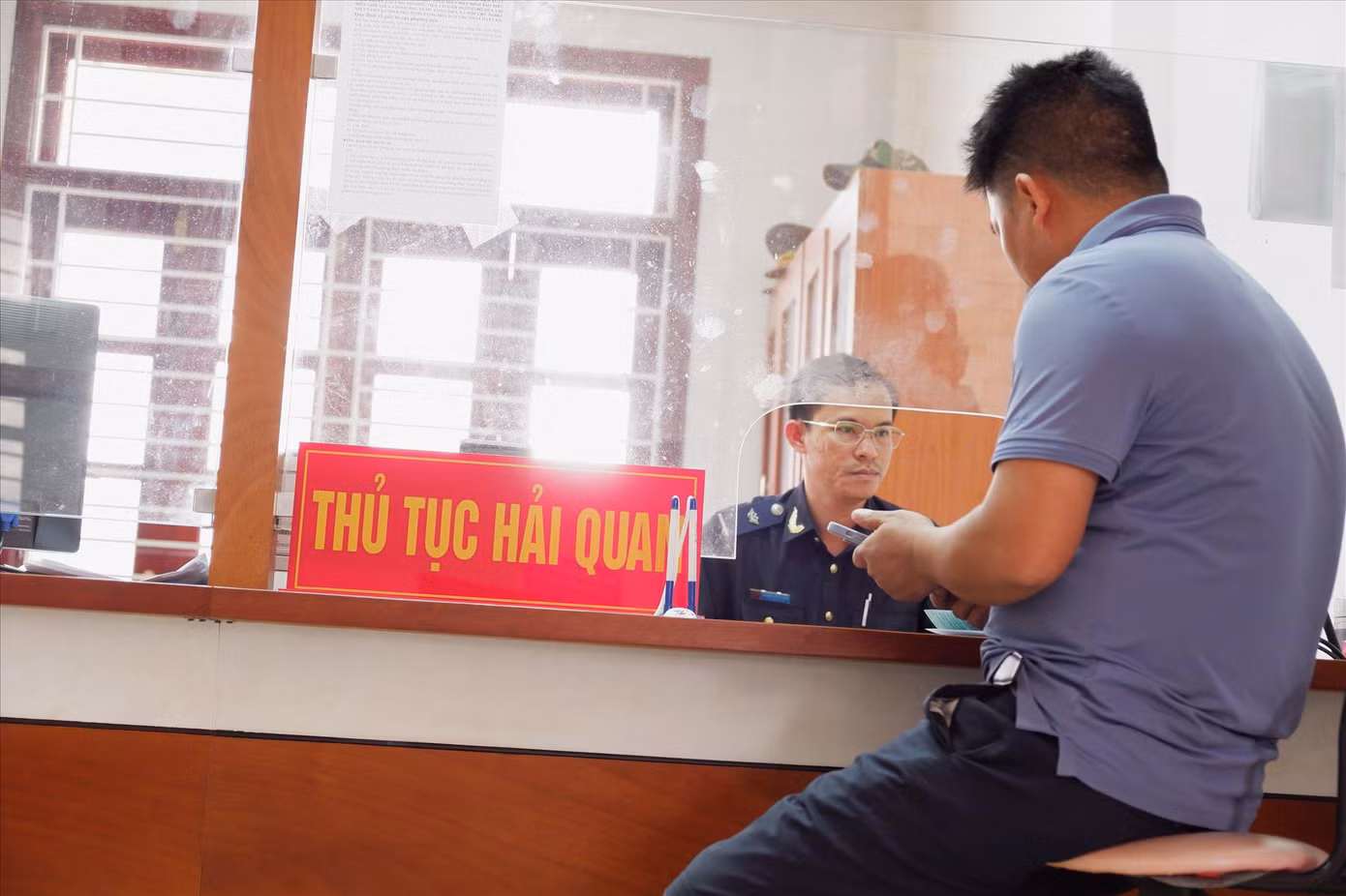 Nhân viên Hải quan cửa khẩu Nam Giang làm thủ tục thông quan cho phương tiện vận tải
