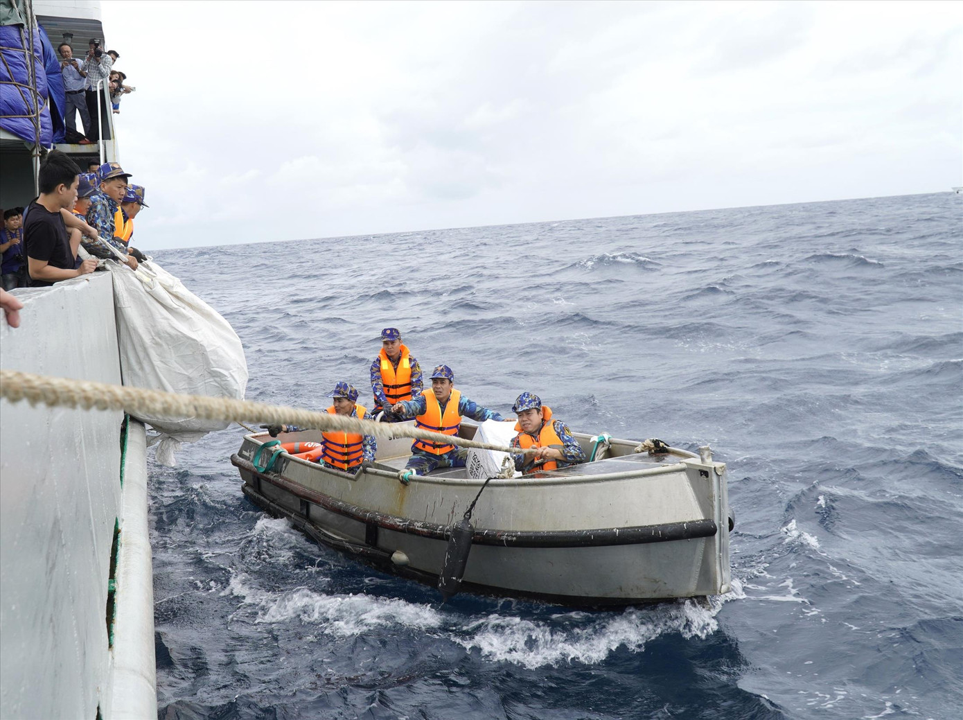 Thủy thủ tổ xuồng chuẩn bị thực hiện nhiệm vụ vận chuyển quà sang Nhà giàn DK1