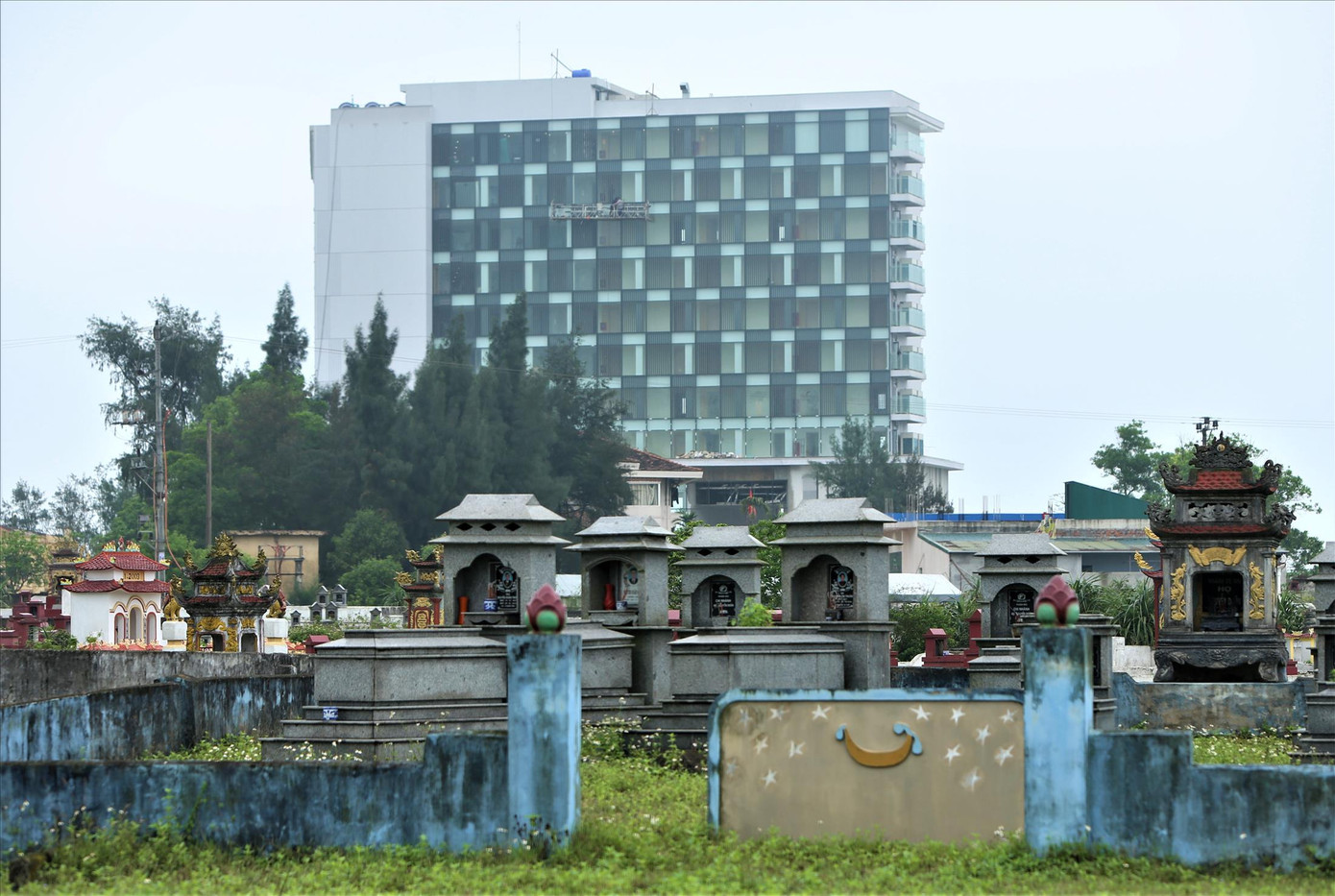 Hàng nghìn ngôi mộ án ngữ ở cửa ngõ ra biển Thiên Cầm gây ảnh hưởng đến việc thu hút du lịch của địa phương này