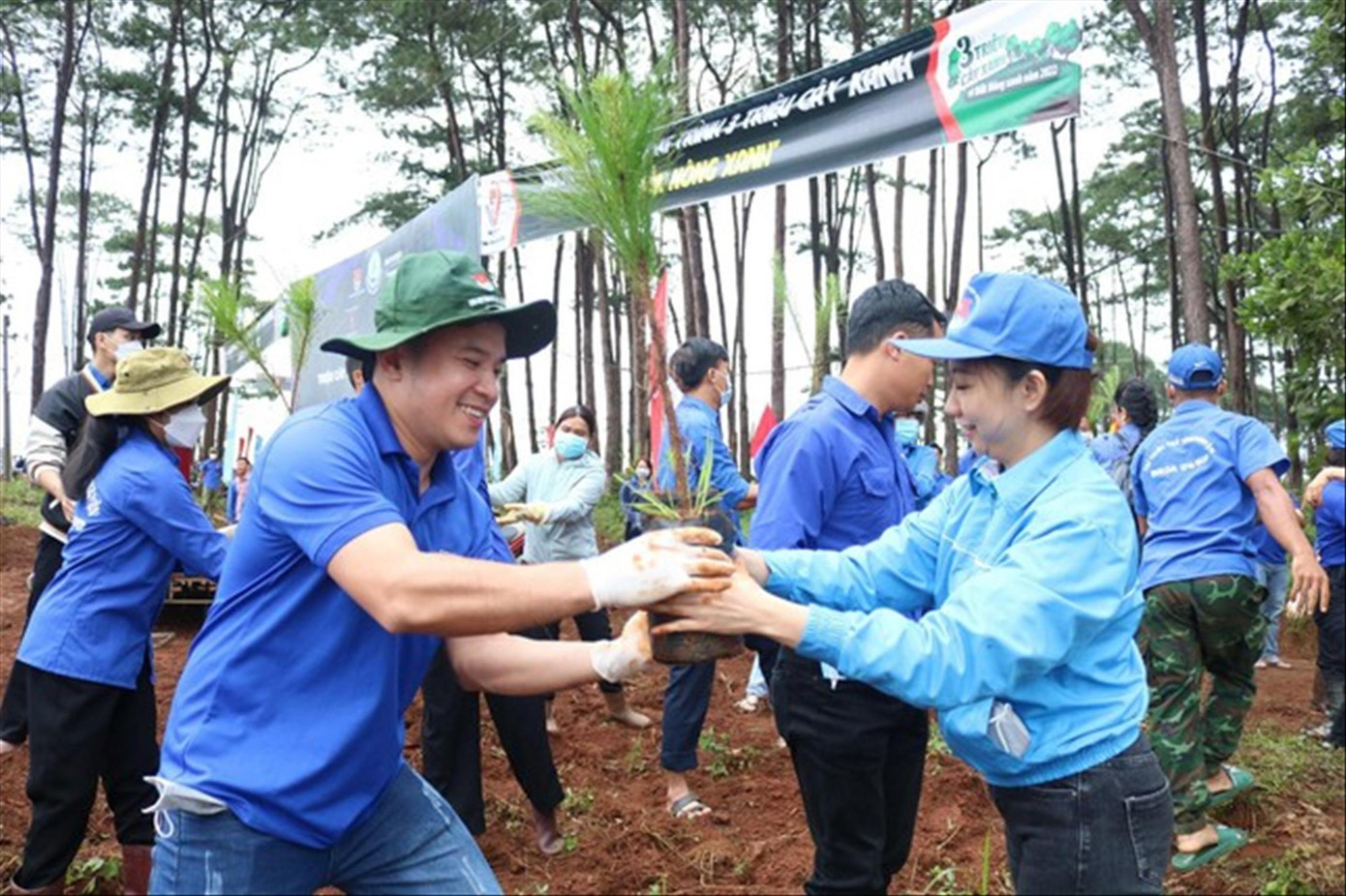 Bạn trẻ ở Đắk Nông hưởng ứng trồng cây xanh tại xã Quảng Sơn, huyện Đắk G’long. Ảnh: Huỳnh Thuỷ