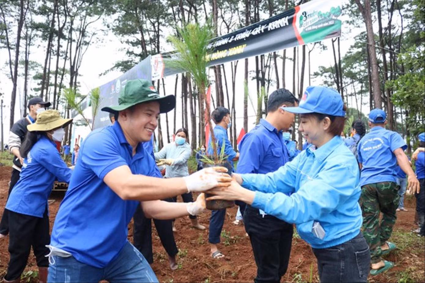 Bạn trẻ ở Đắk Nông hưởng ứng trồng cây xanh tại xã Quảng Sơn, huyện Đắk G’long. Ảnh: Huỳnh Thuỷ