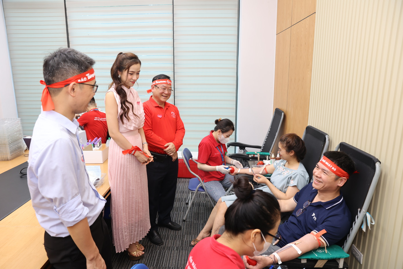 Nhà báo Lê Xuân Sơn - Tổng Biên tập báo Tiền Phong, Trưởng BTC Chủ Nhật Đỏ (thứ 3 từ trái sang) đang trò chuyện với các bạn trẻ hiến máu. Ảnh: Như Ý