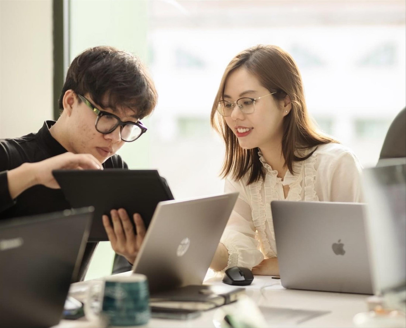 Nữ CEO Nguyễn Hồng Nhung cùng nhân viên thảo luận về hoạt động sáng tạo nội dung trong thời đại số Nữ CEO Nguyễn Hồng Nhung cùng nhân viên thảo luận về hoạt động sáng tạo nội dung trong thời đại số