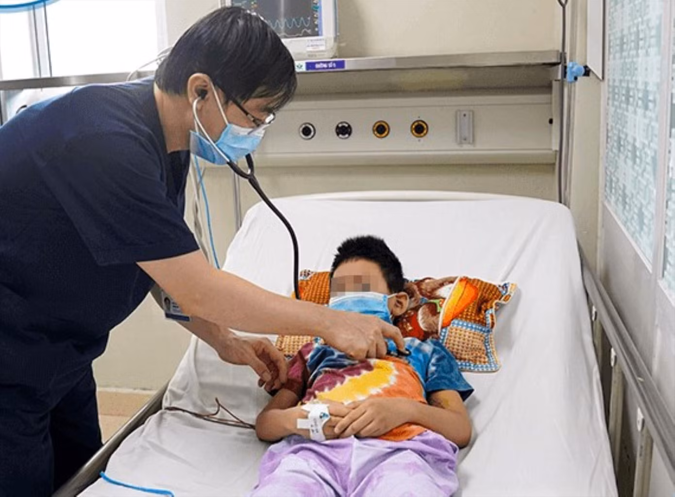 Bác sĩ khám cho bệnh nhi mắc sốt xuất huyết