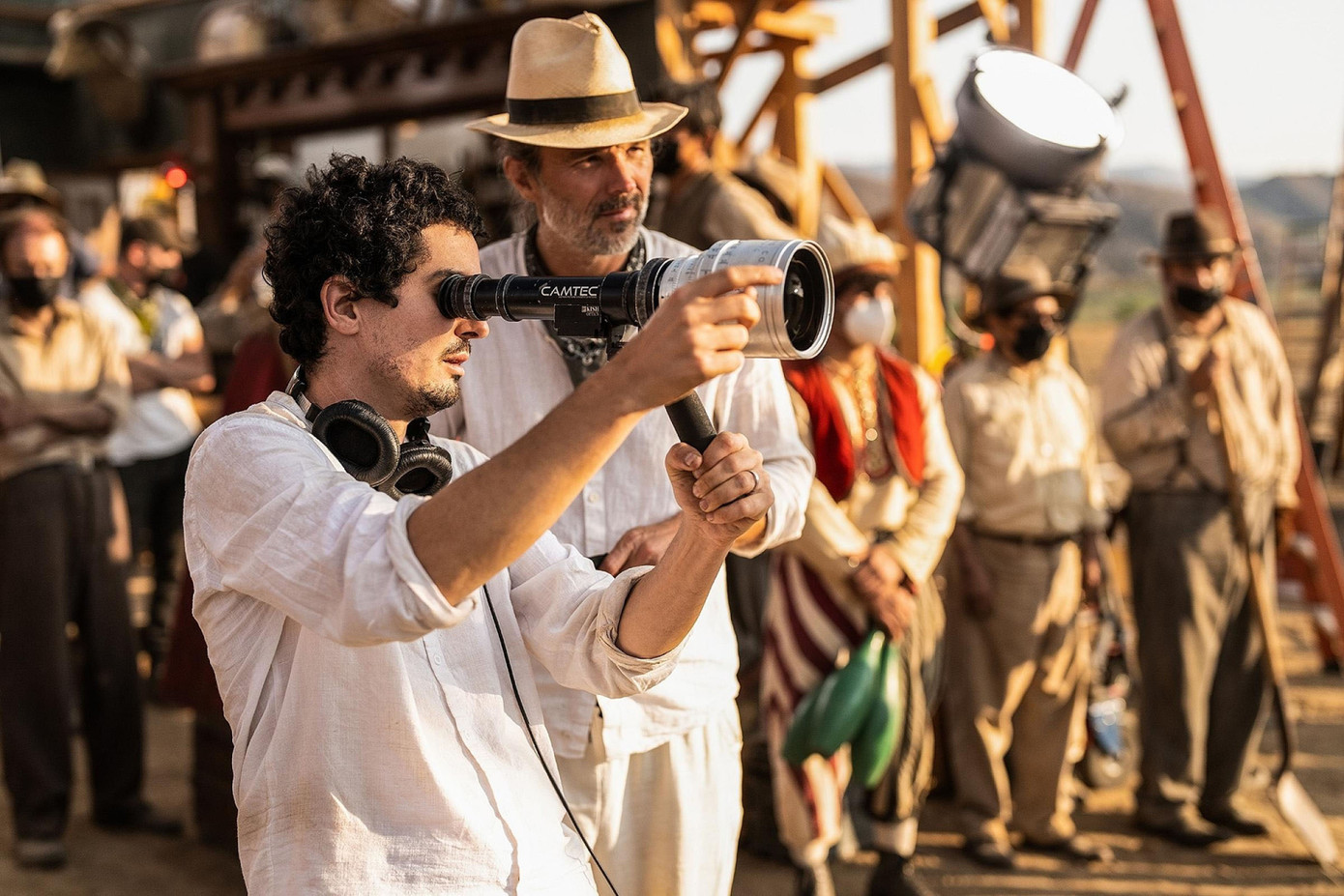 Đạo diễn Damien Chazelle trên phim trường Babylon