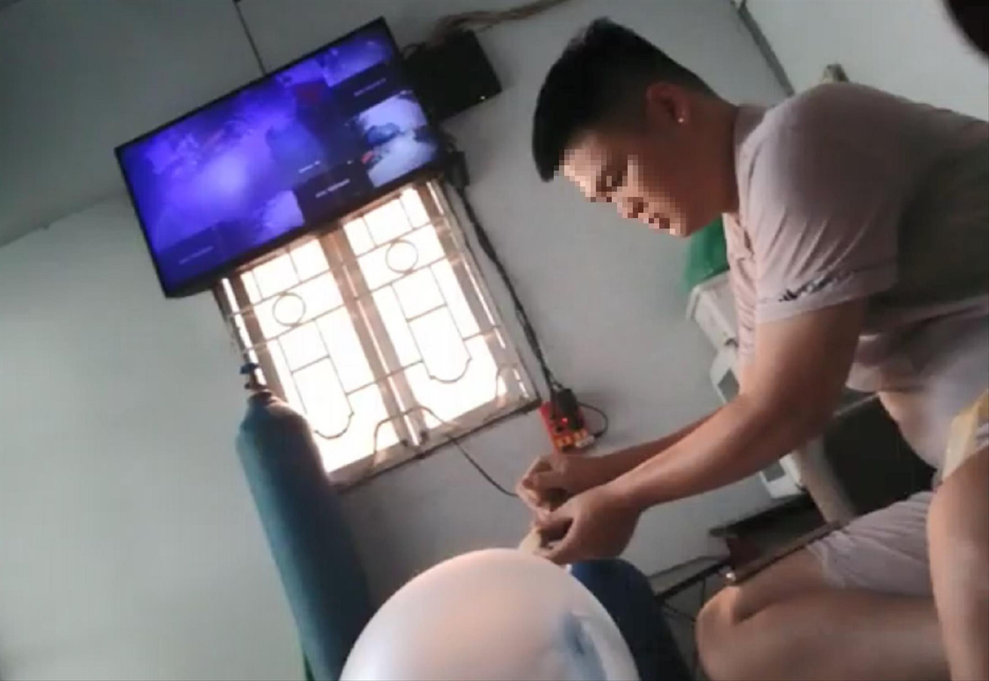 Hiển bơm bóng tại căn phòng đối diện Bệnh viện Nội tiết TW cho PV thử