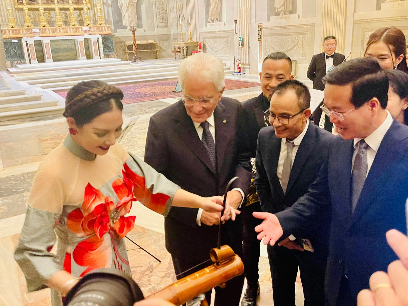 Tổng thống Italia Mattarella đến chạm vào cây đàn bầu và hỏi chuyện NSƯT Lệ Giang. Ảnh: Việt Dũng Tổng thống Italia Mattarella đến chạm vào cây đàn bầu và hỏi chuyện NSƯT Lệ Giang. Ảnh: Việt Dũng