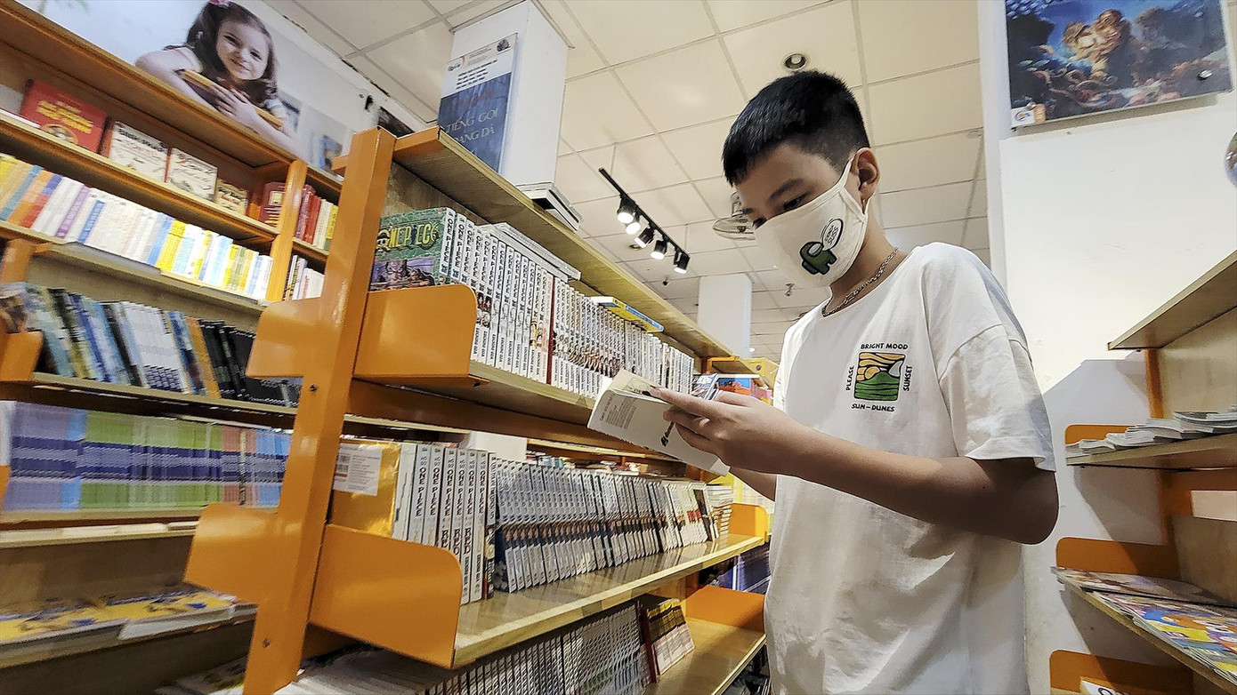 Phụ huynh, học sinh bị “móc túi” suốt thời gian qua khi mua SGK của NXBGDVN. Ảnh: Mạnh Thắng Phụ huynh, học sinh bị “móc túi” suốt thời gian qua khi mua SGK của NXBGDVN. Ảnh: Mạnh Thắng