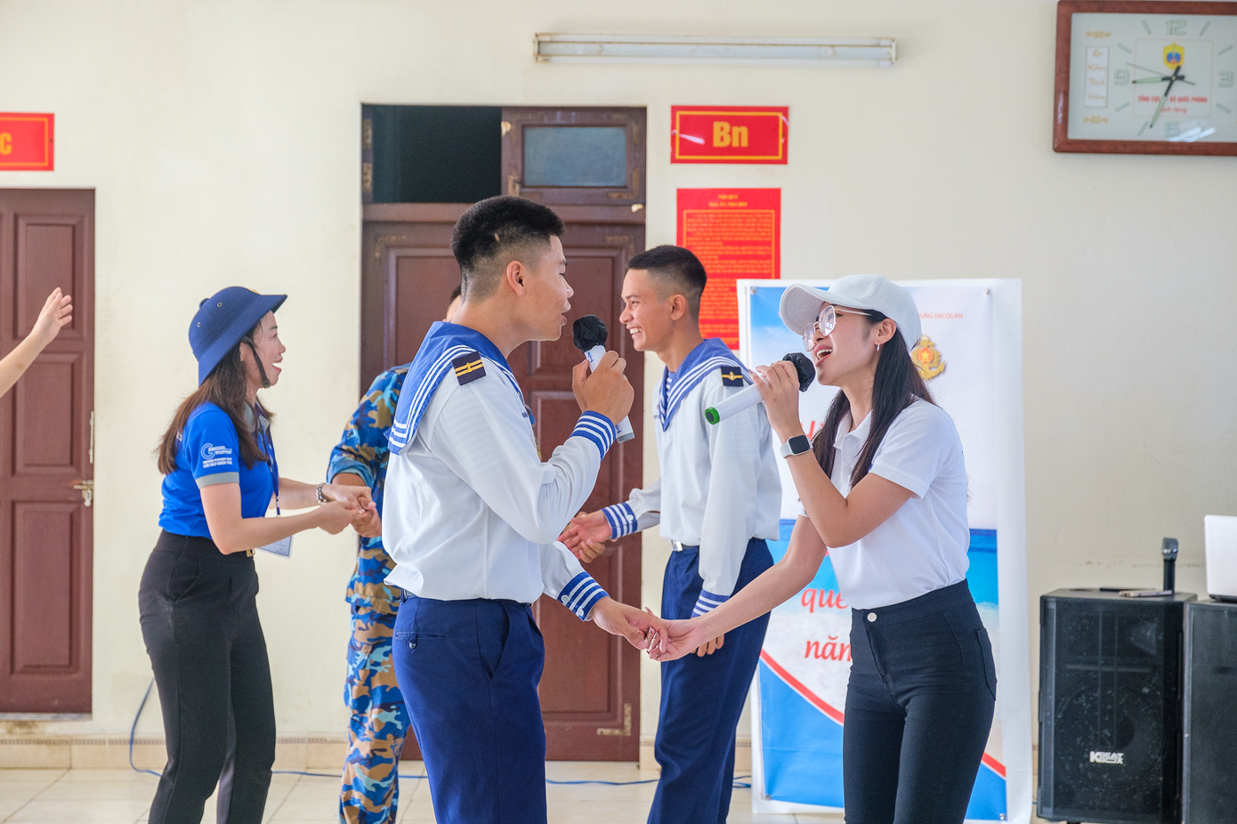 Các chiến sỹ đảo Đá Thị giao lưu văn nghệ với đoàn Hành trình tuổi trẻ vì biển đảo quê hương Các chiến sỹ đảo Đá Thị giao lưu văn nghệ với đoàn Hành trình tuổi trẻ vì biển đảo quê hương