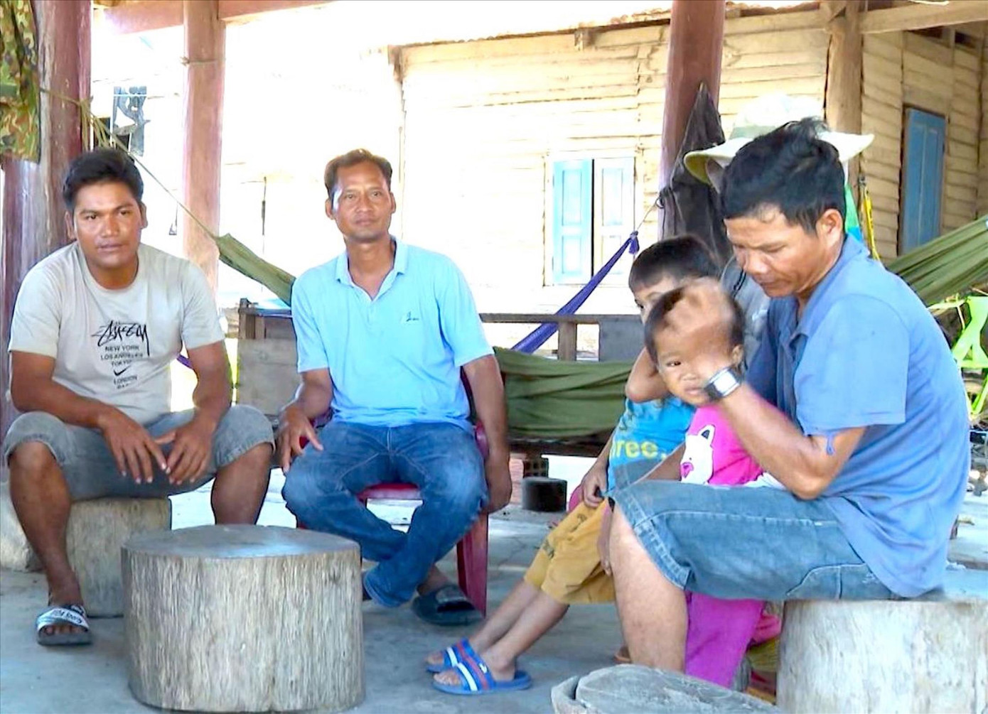 Ông Ksor Bắp (thứ hai từ trái qua) đi vận động người dân không nghe lời của Fulro.