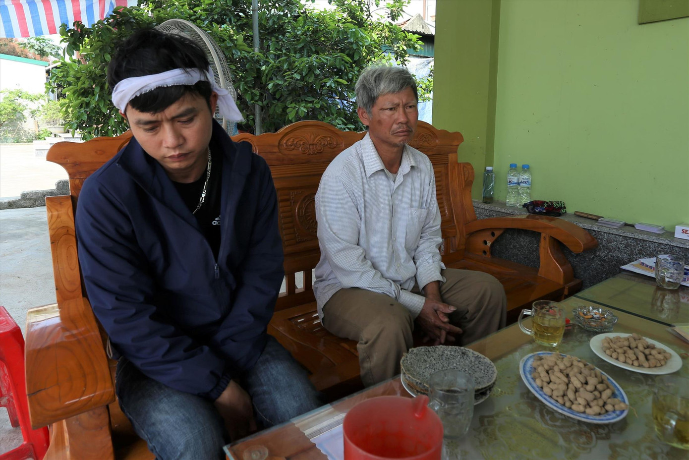 Anh Hoàng Văn Tâm và ông Hoàng Văn Thành (bố chồng nạn nhân) vẫn chưa hết bàng hoàng sau tai nạn kinh hoàng khiến vợ và 2 con anh Tâm tử vong. Anh Hoàng Văn Tâm và ông Hoàng Văn Thành (bố chồng nạn nhân) vẫn chưa hết bàng hoàng sau tai nạn kinh hoàng khiến vợ và 2 con anh Tâm tử vong.