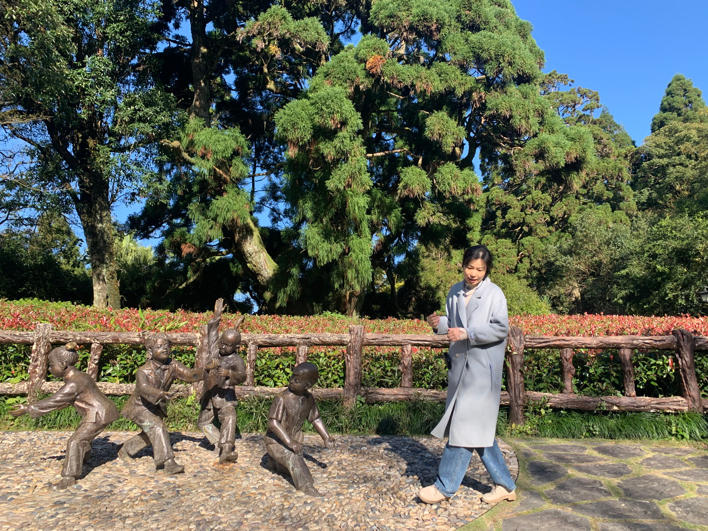 Khu nghỉ dưỡng Cổ Lĩnh - nơi phát tích nhiều mối lương duyên Trung-Mỹ. Trong ảnh: Hàn Doanh, cô gái đất Cổ Lĩnh, hồn nhiên bên tượng trẻ thơ, phía sau là cây "vua" liễu sam 1.300 tuổi. Ảnh: Linh Nhi