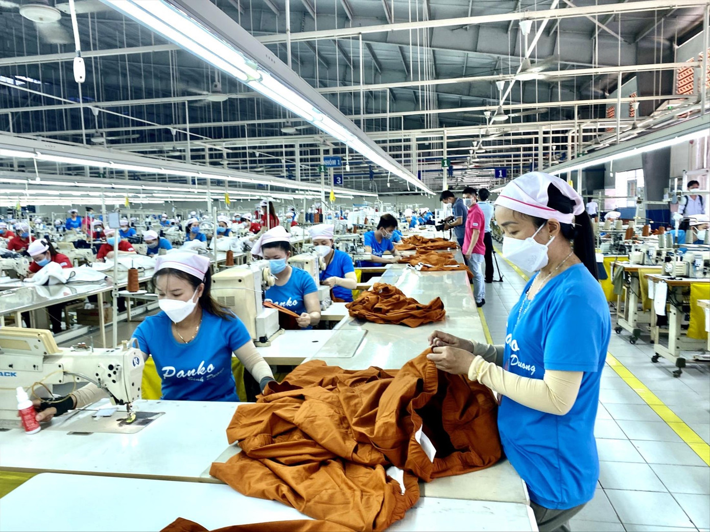 Công nhân sản xuất trong nhà máy ở Bình Dương Công nhân sản xuất trong nhà máy ở Bình Dương