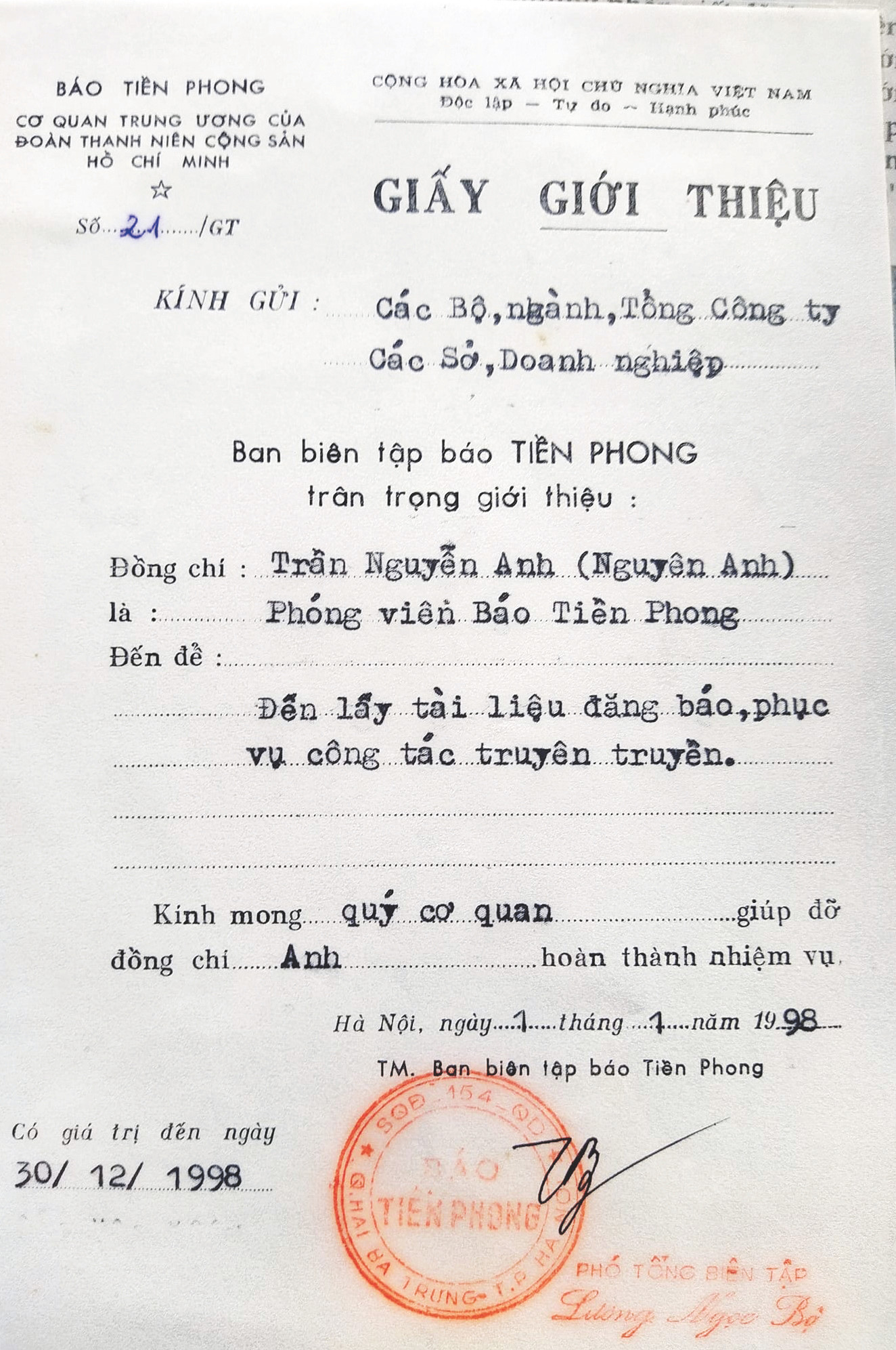 Giấy giới thiệu của phóng viên Tiền Phong năm 1998 Giấy giới thiệu của phóng viên Tiền Phong năm 1998